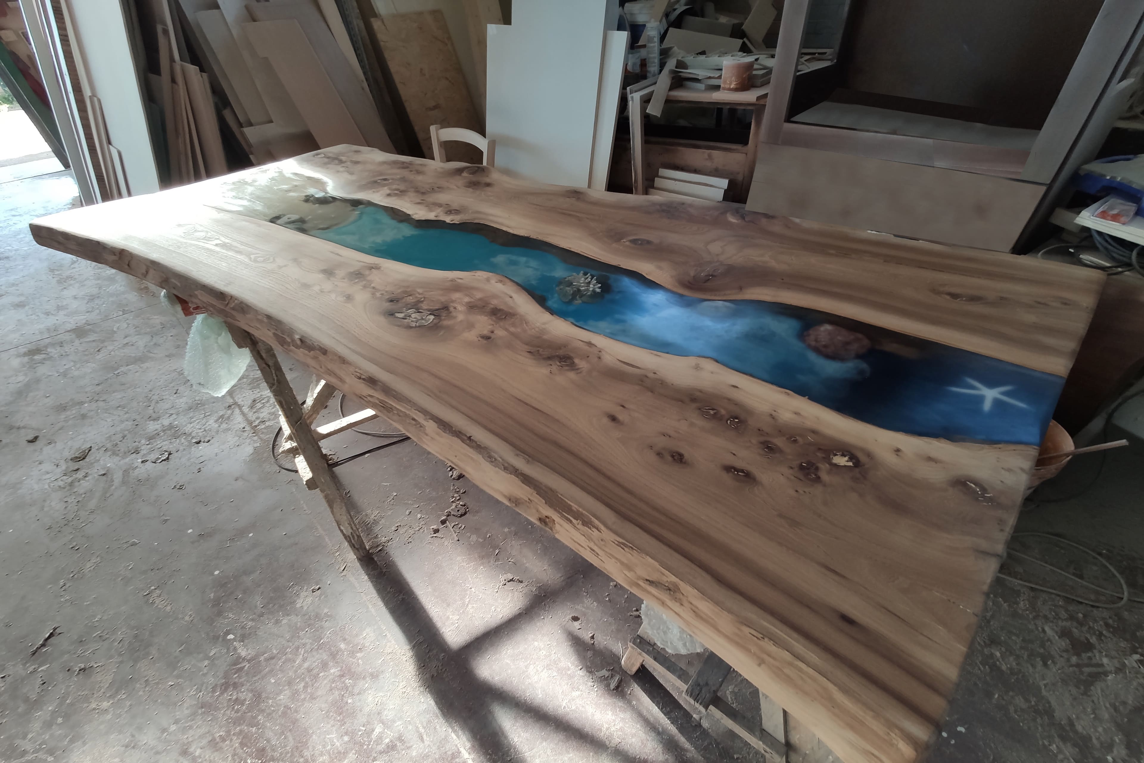 Tavolo in resina con finiture artigianali