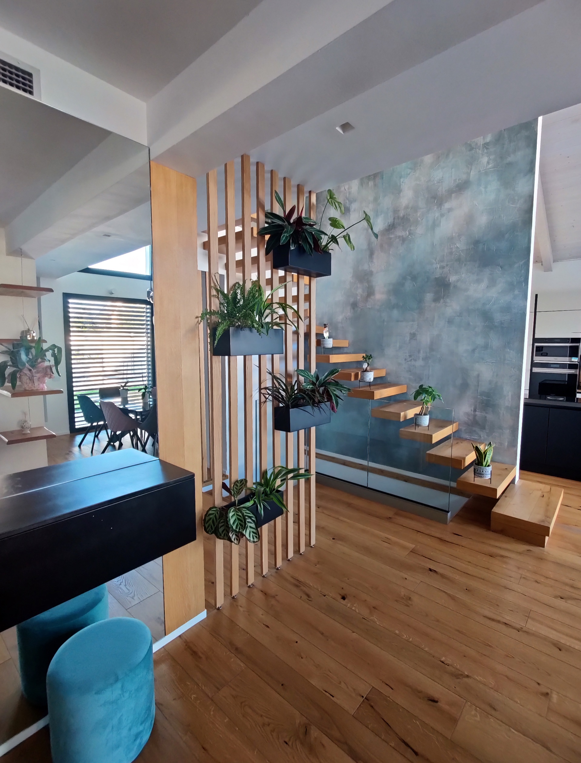 Parete attrezzata con scala in legno massello